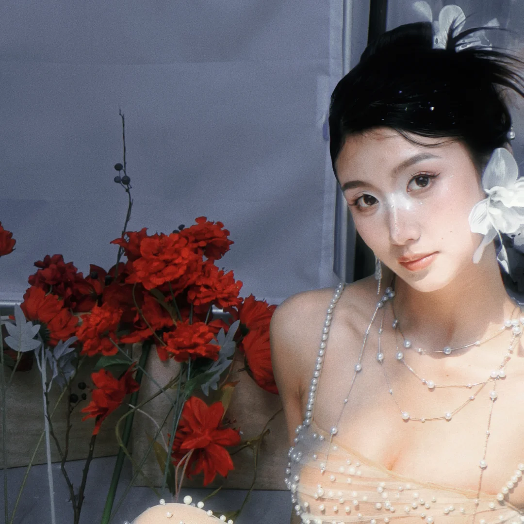 她的眉眼，如清风明月。