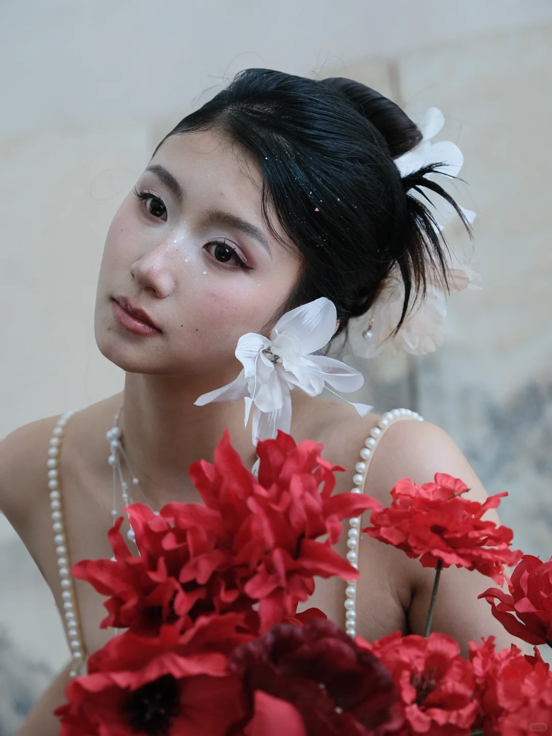 她的眉眼，如清风明月。