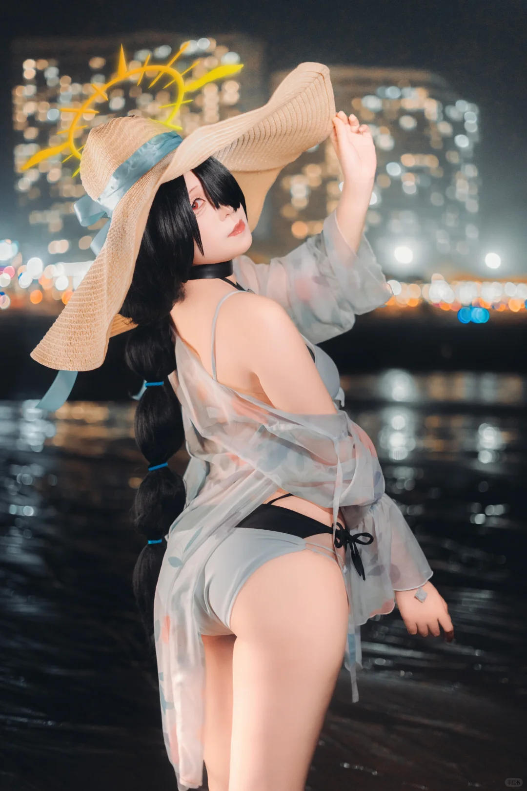 “嗯…说实话，穿着泳装还是有点害羞…”