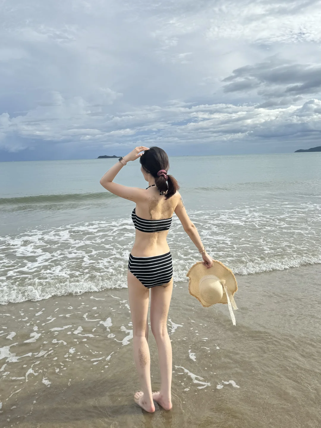 黑白条泳衣太有氛围感了