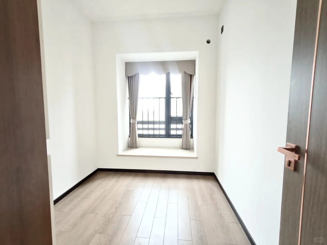 地铁口附近，全新未入住漂亮3房，方便看房