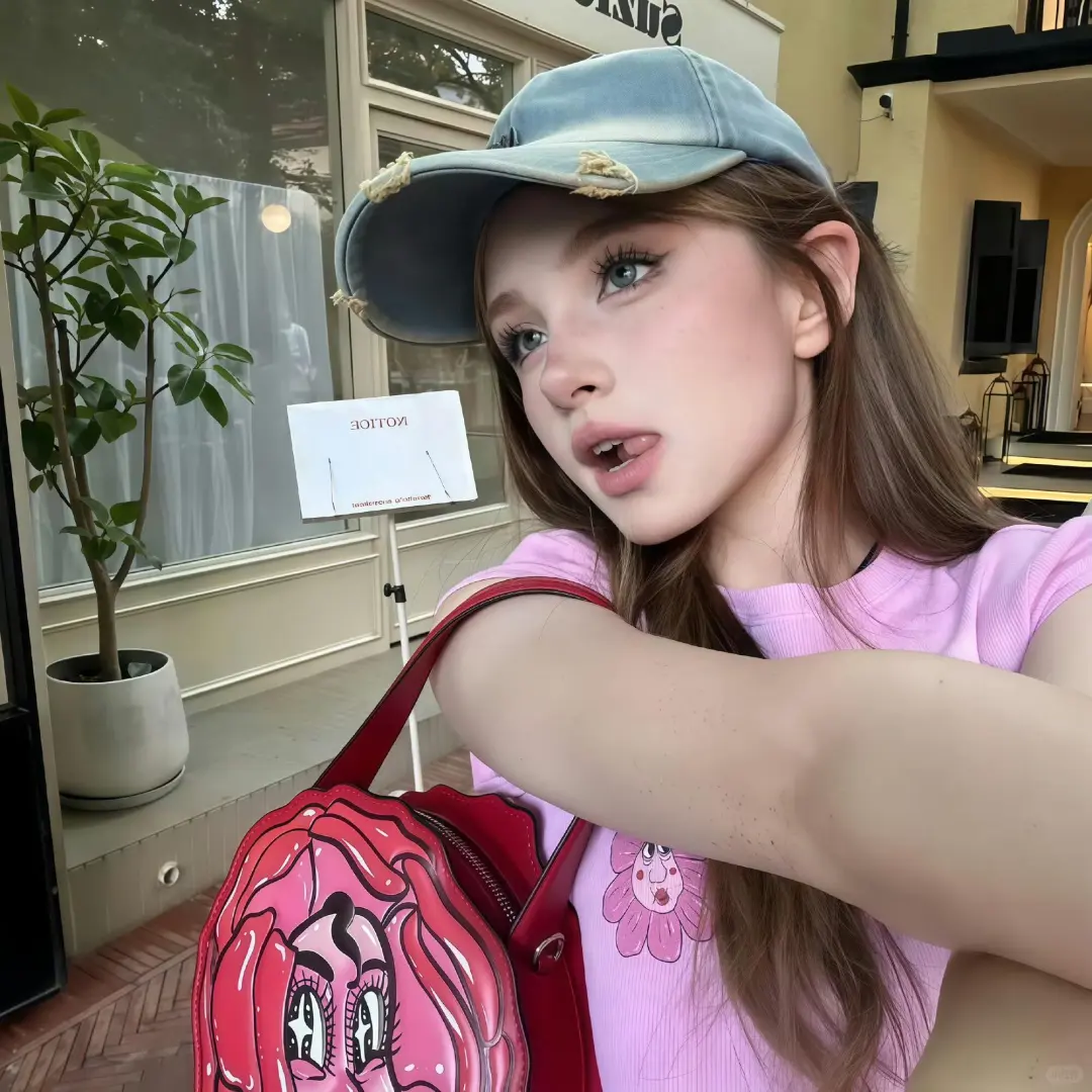 “她眼眸中隐约的是孤寂”