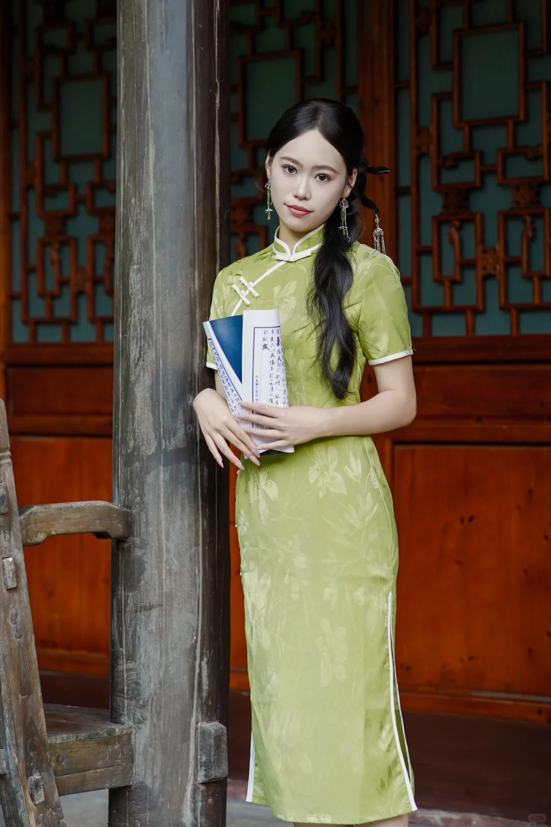 不愧为旗袍，连我这种屌丝穿都好看