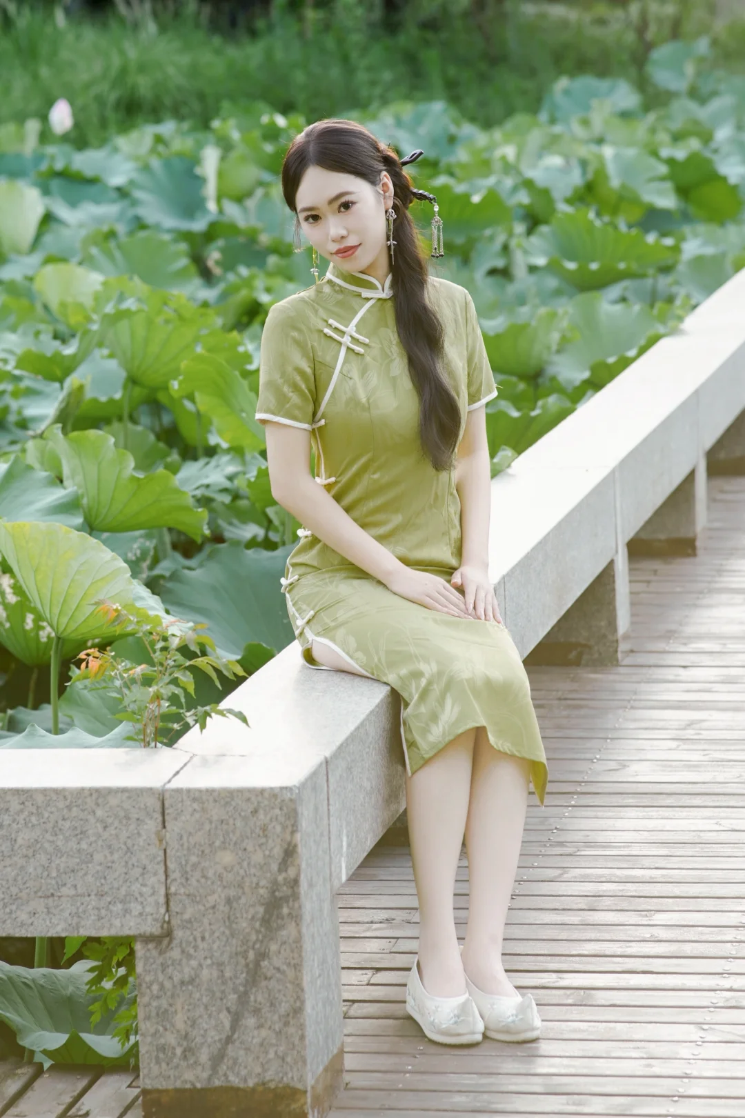 不愧为旗袍，连我这种屌丝穿都好看