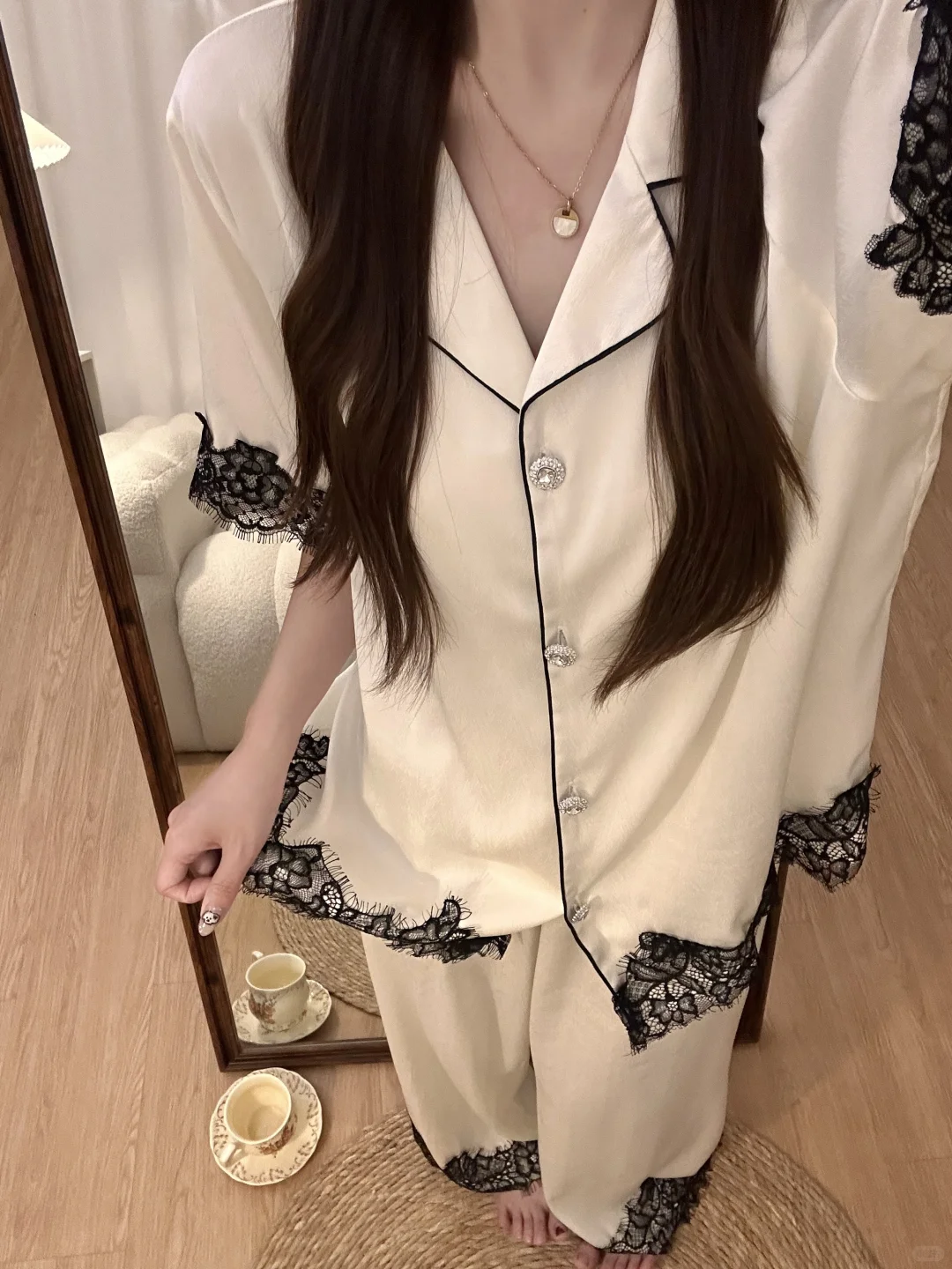 慵懒又性感缎面蕾丝睡衣谁穿谁是人间尤物