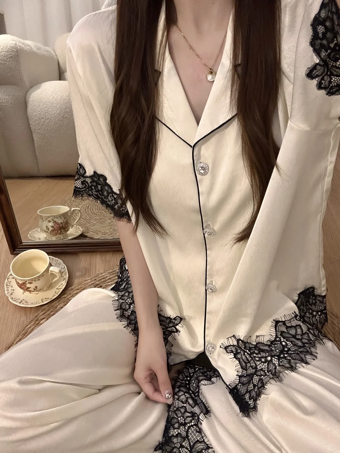 慵懒又性感缎面蕾丝睡衣谁穿谁是人间尤物