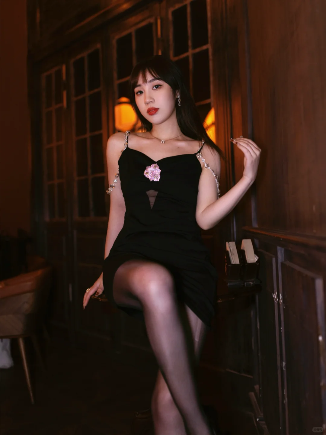 把慵懒和妩媚 全藏进这帧氛围感里🥀