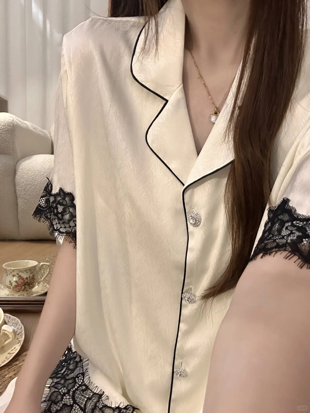 慵懒又性感缎面蕾丝睡衣谁穿谁是人间尤物