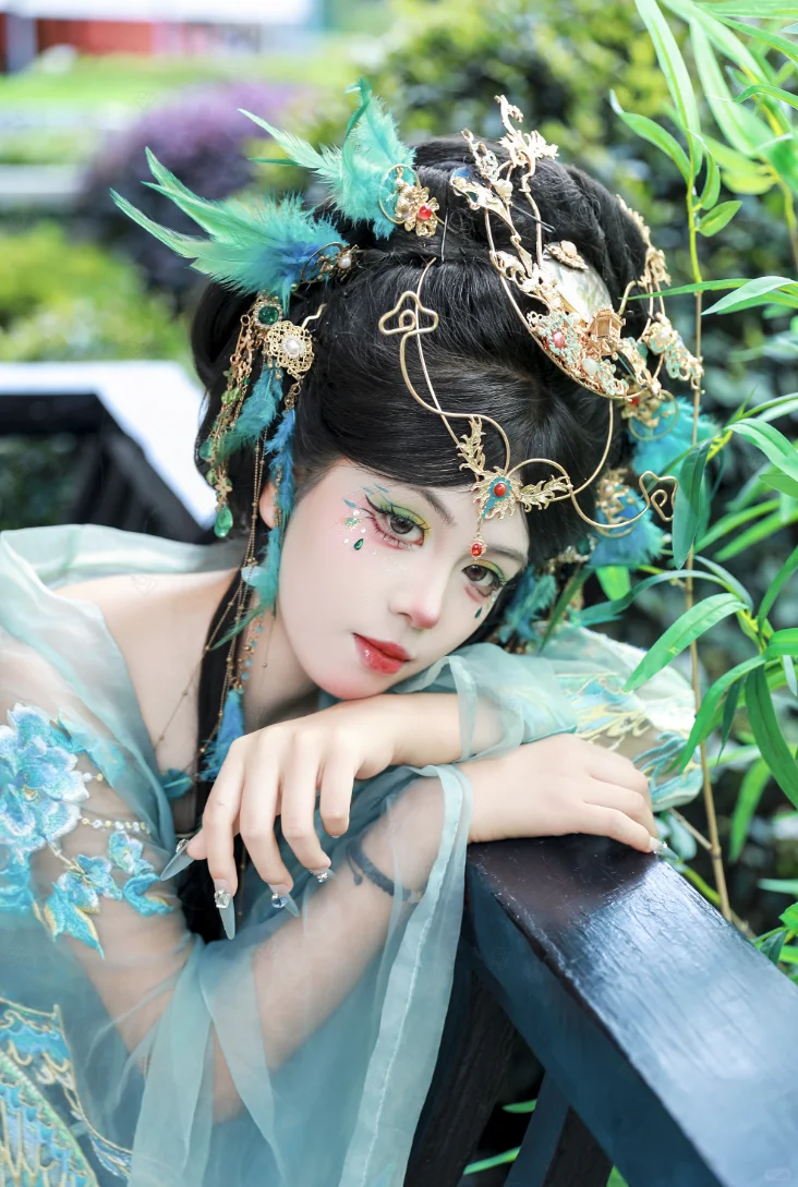 岳阳妆造|破碎感拉满的妖艳蓝孔雀铛铛铛！