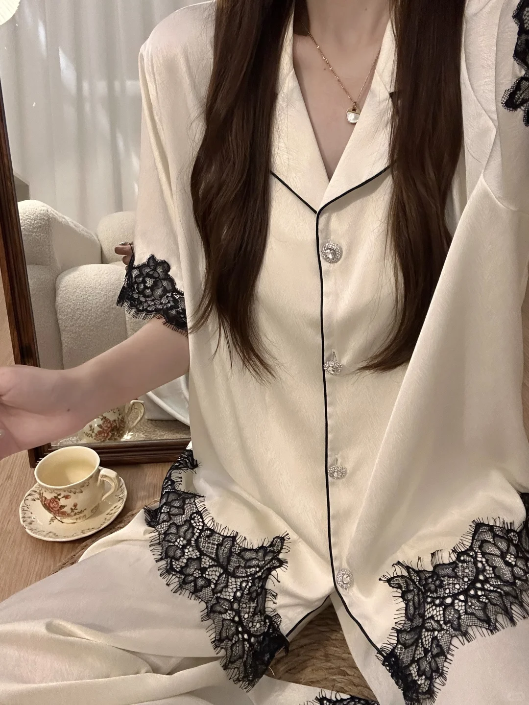 慵懒又性感缎面蕾丝睡衣谁穿谁是人间尤物