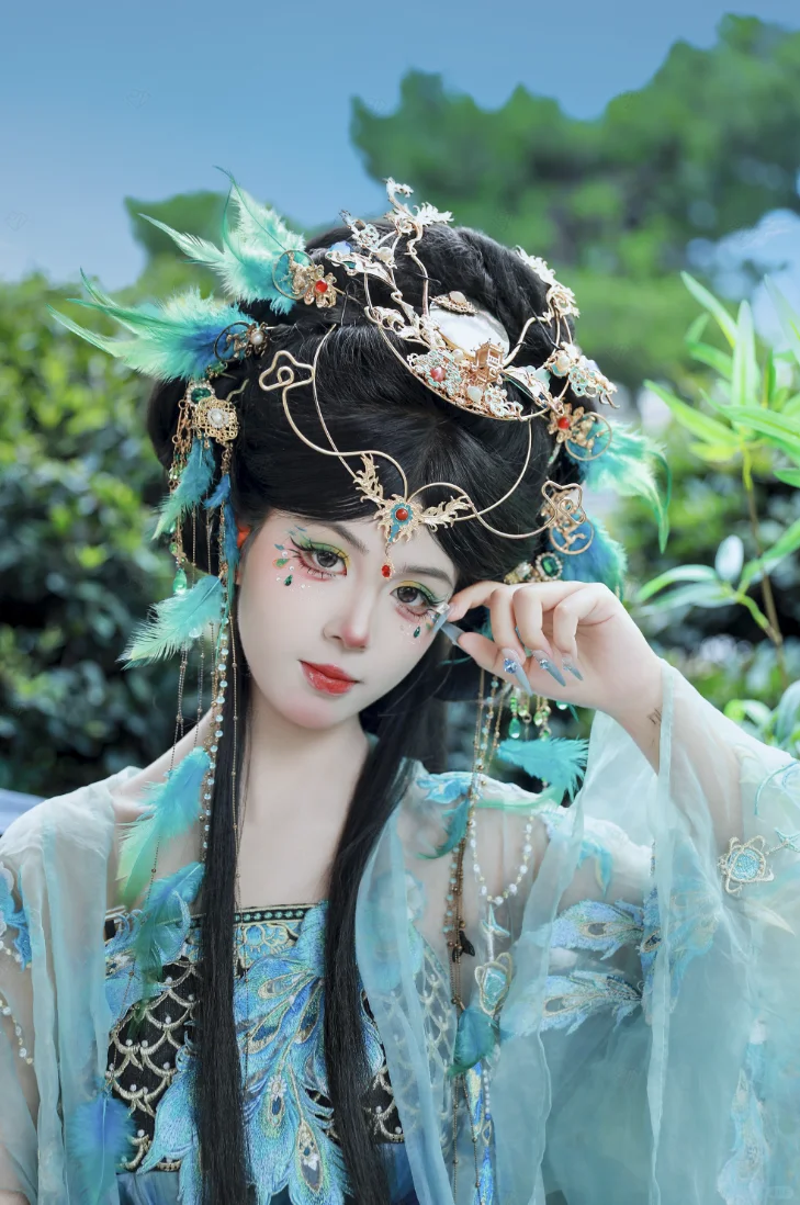 岳阳妆造|破碎感拉满的妖艳蓝孔雀铛铛铛！
