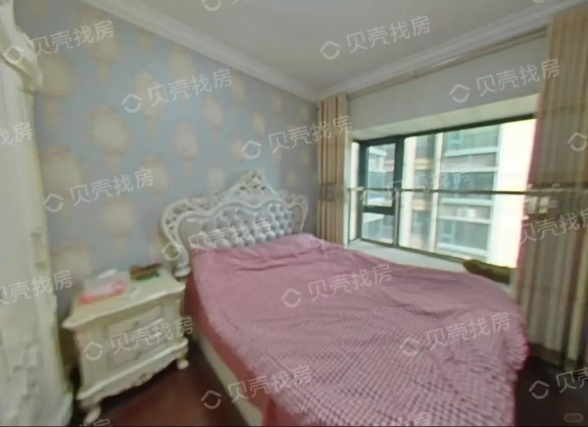 三室两厅精装修。家具家电齐全。2600元年租