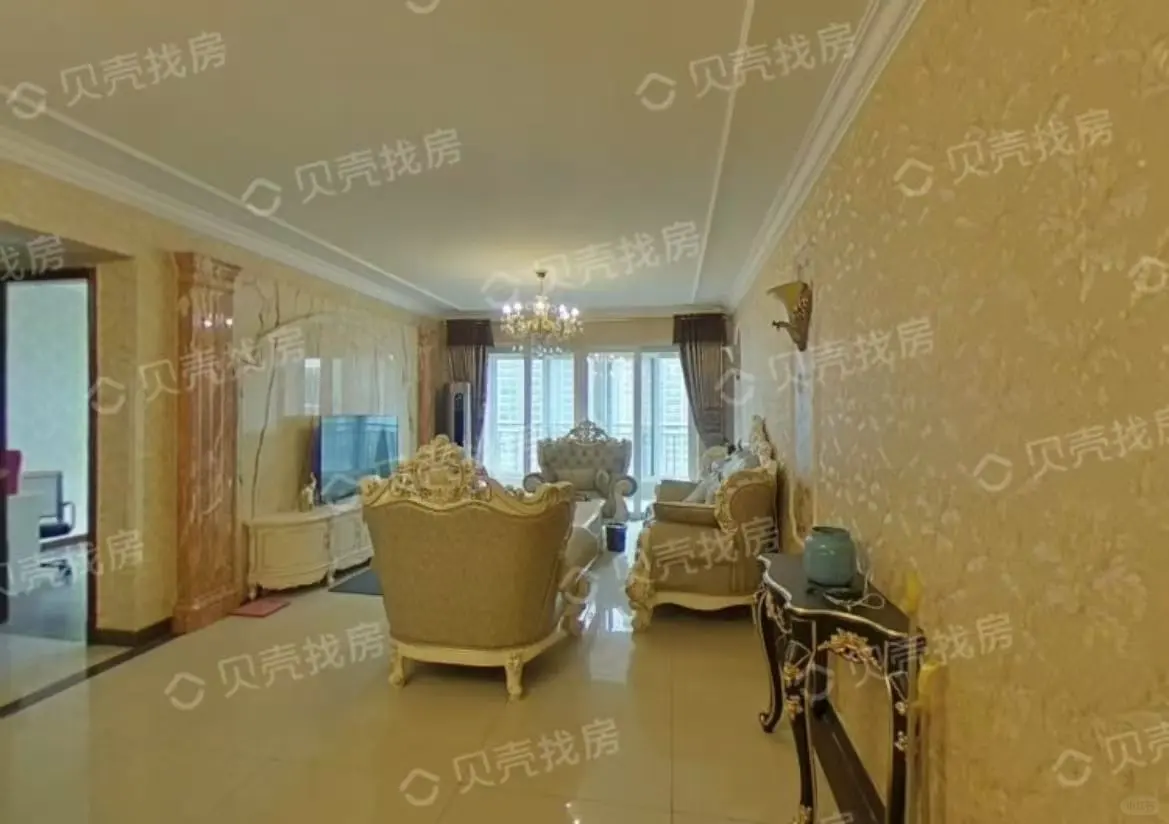 三室两厅精装修。家具家电齐全。2600元年租