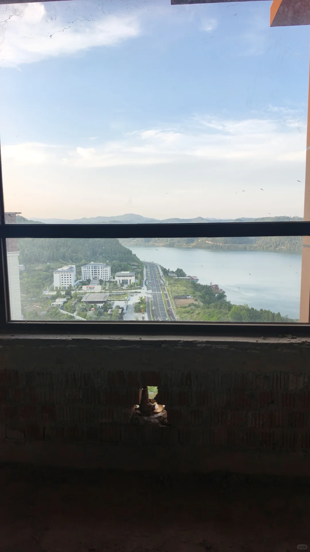 开发商给我窗户下留了一个洞…