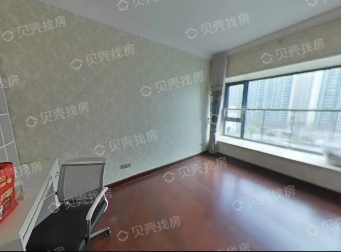 三室两厅精装修。家具家电齐全。2600元年租