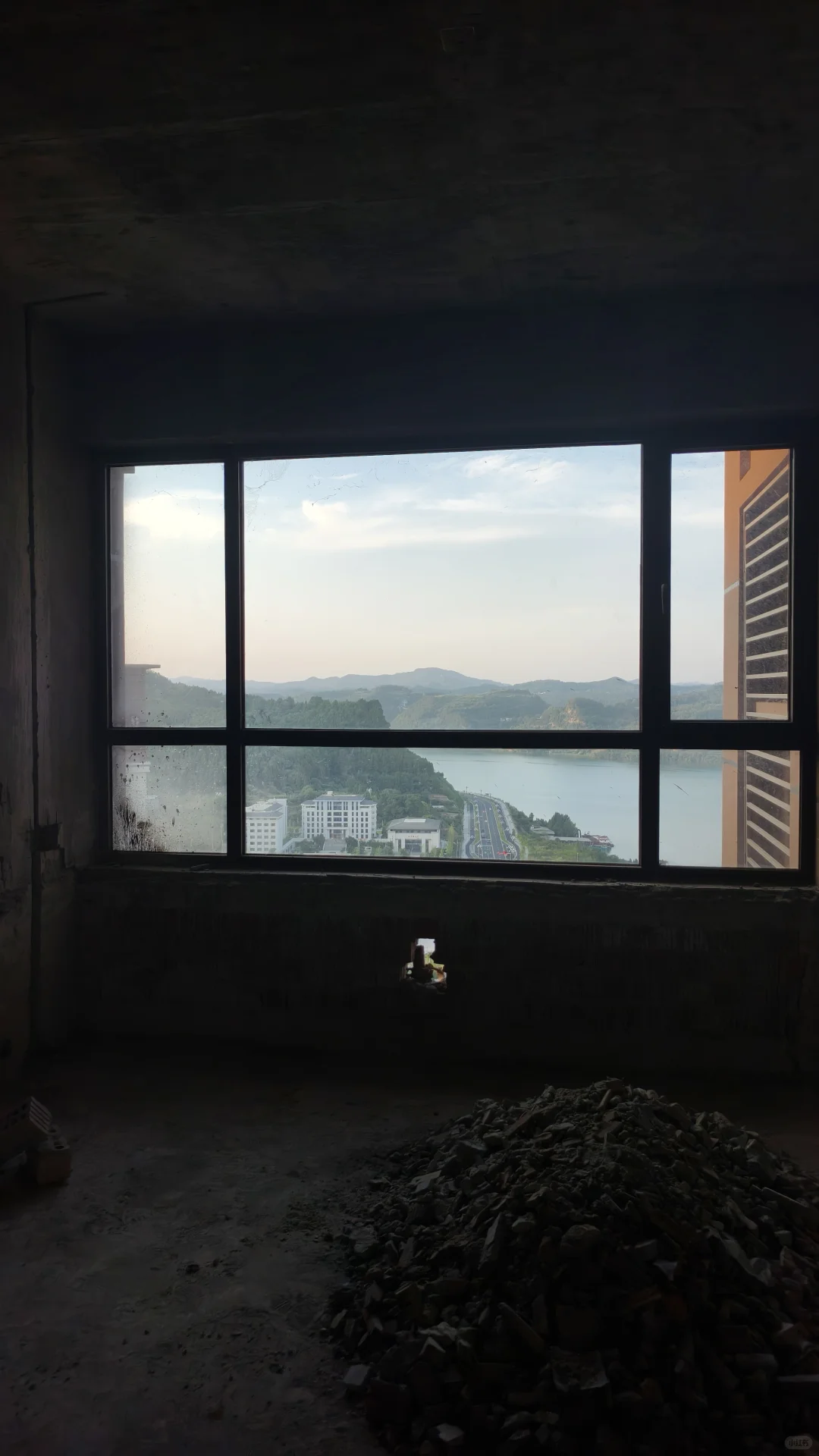 开发商给我窗户下留了一个洞…