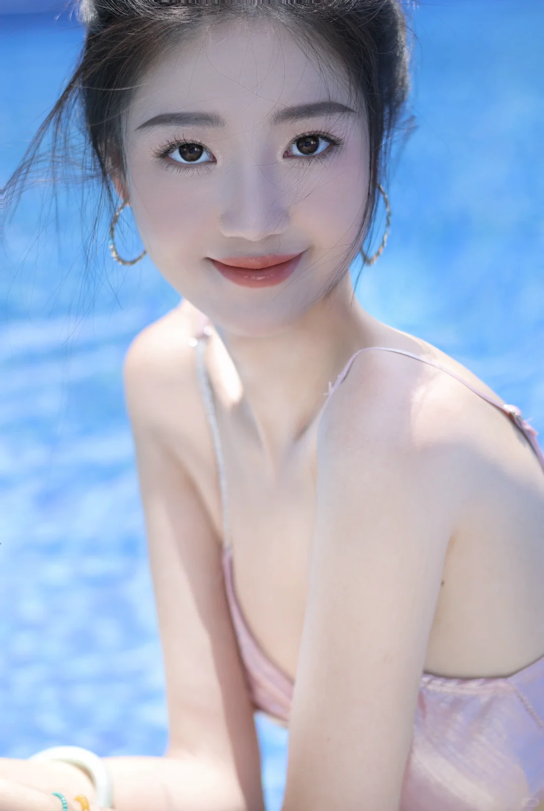 她的泳池照真的绝！🔥🔥🔥