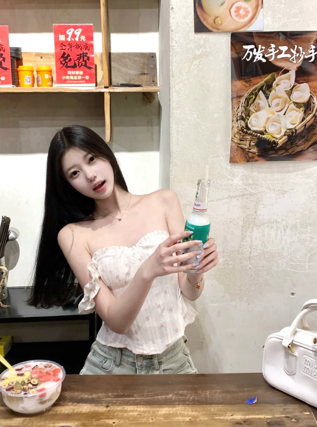 穿的很甜妹 吃个辣火锅🍲