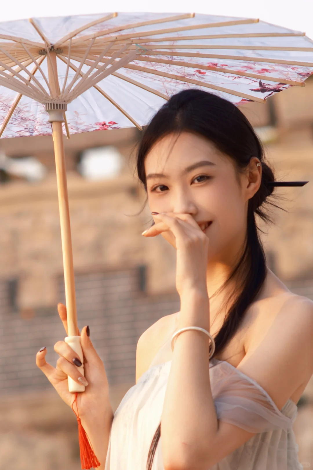 纵有千万金不及美人回眸一笑