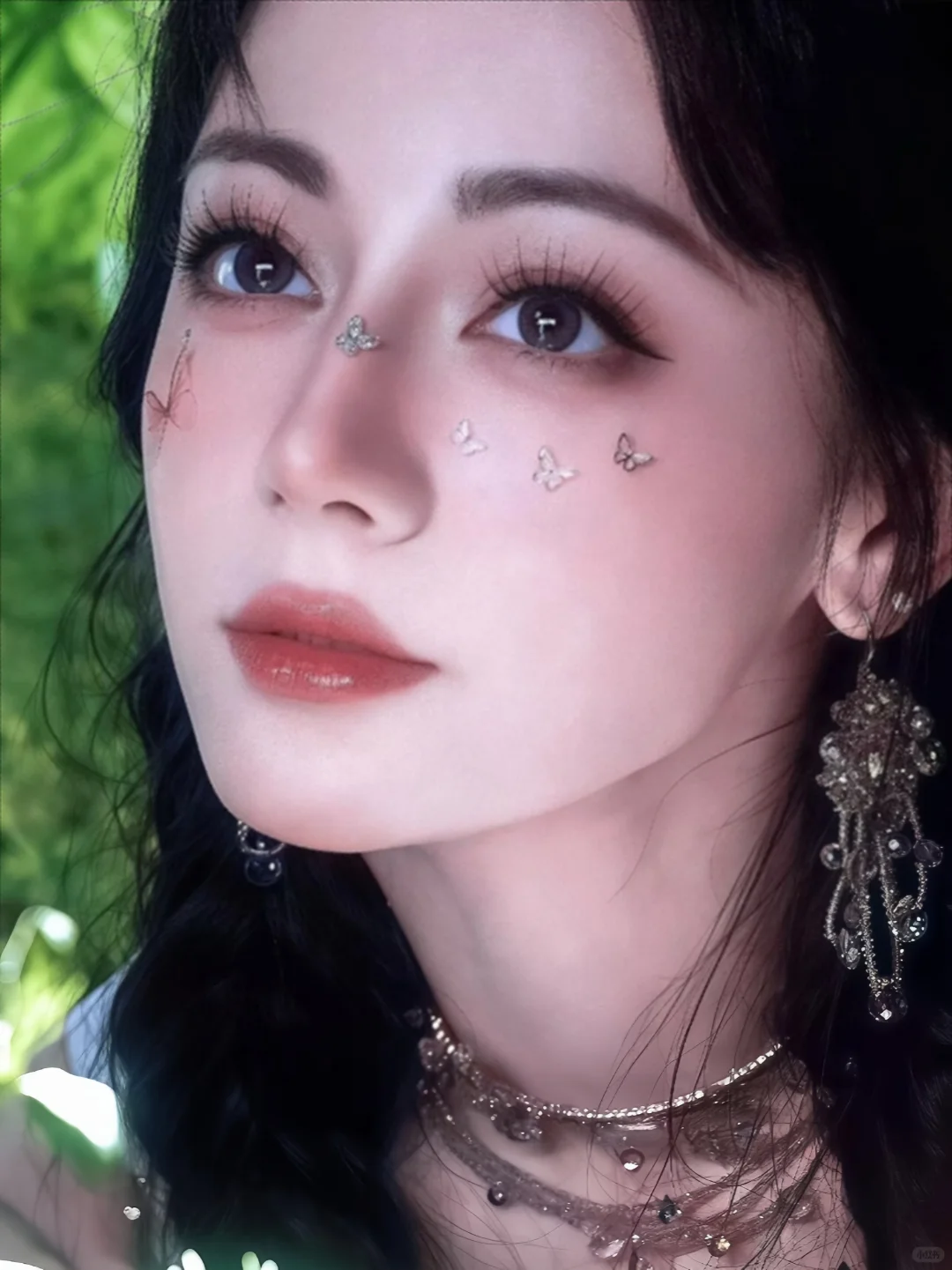 迪丽热巴如何靠“矛盾美学”称霸红毯？