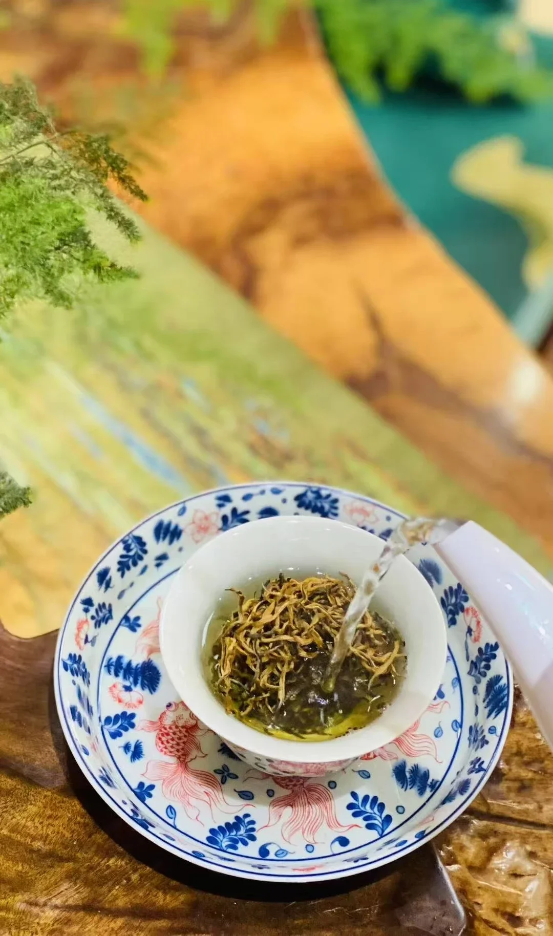 茶香似有若无地撩拨心弦。