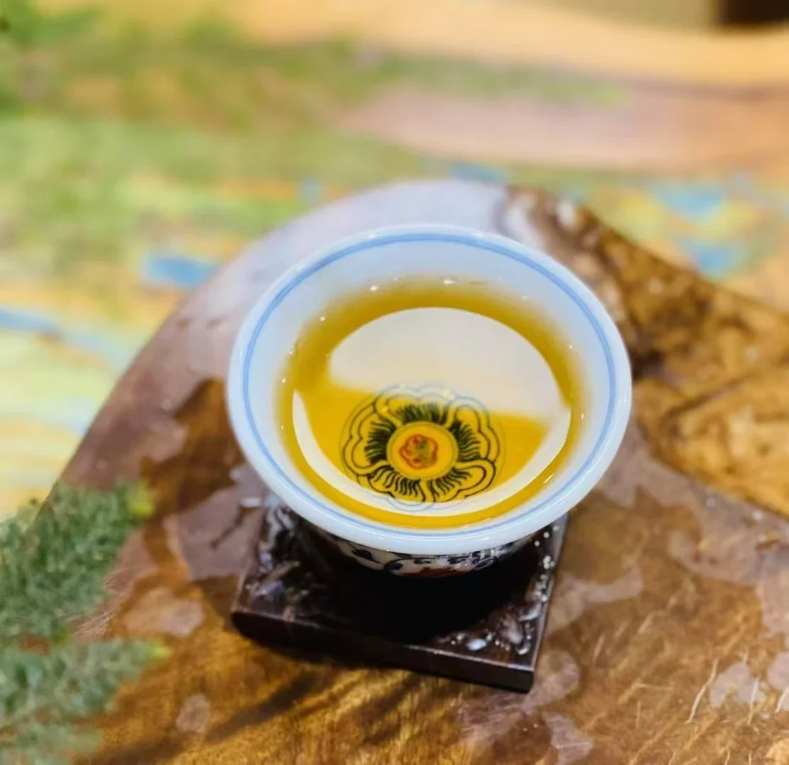 茶香似有若无地撩拨心弦。