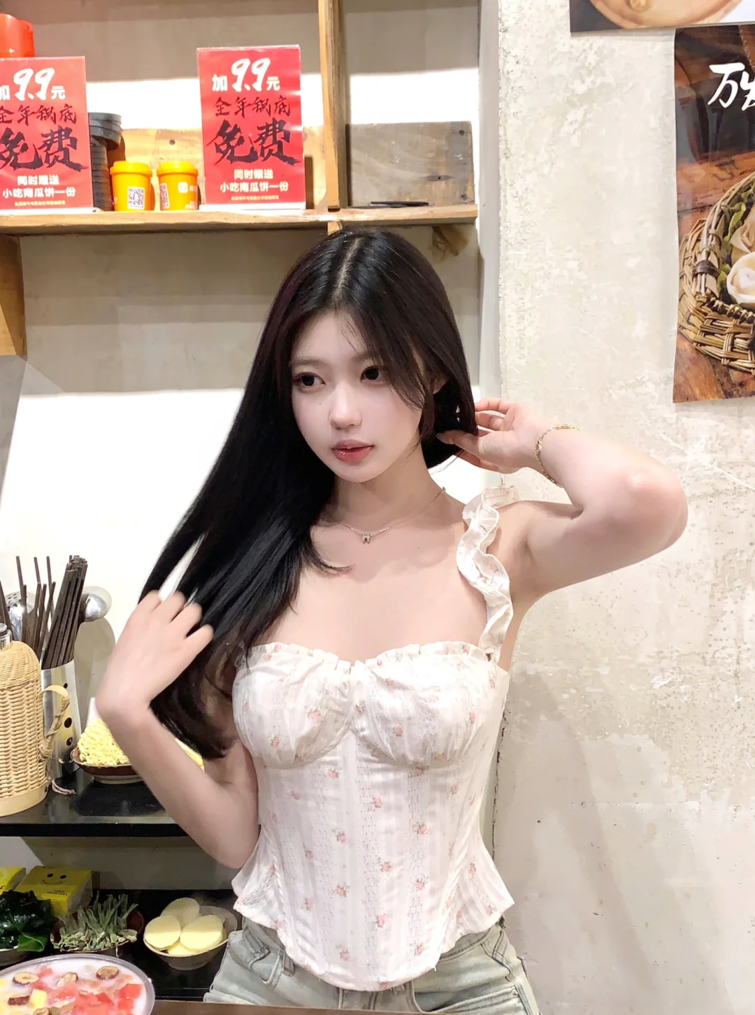 穿的很甜妹 吃个辣火锅🍲