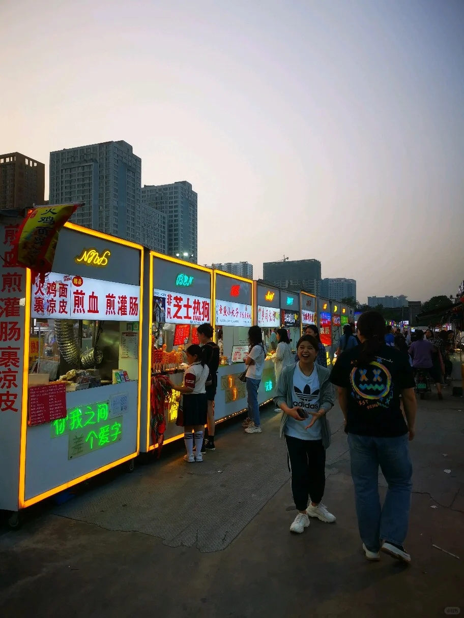 邯郸这人造的小吃集市，密密麻麻连绵不断