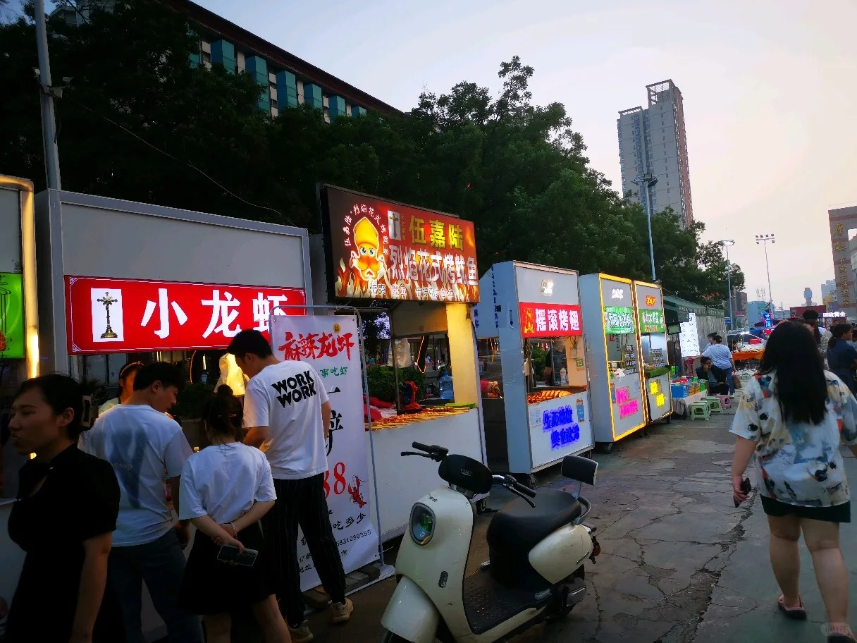 邯郸这人造的小吃集市，密密麻麻连绵不断