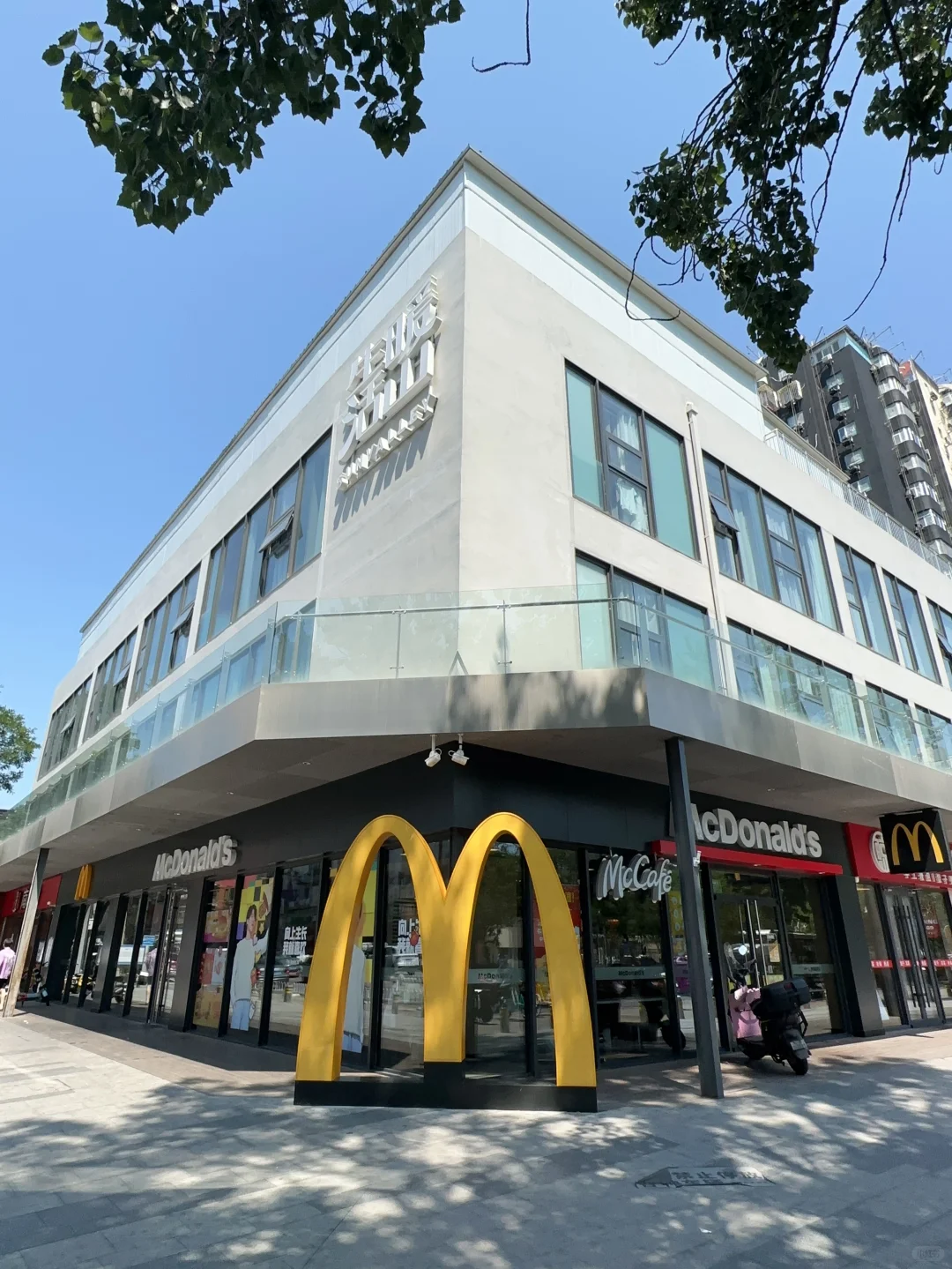 这大概就是城市的烟火气吧！🍔