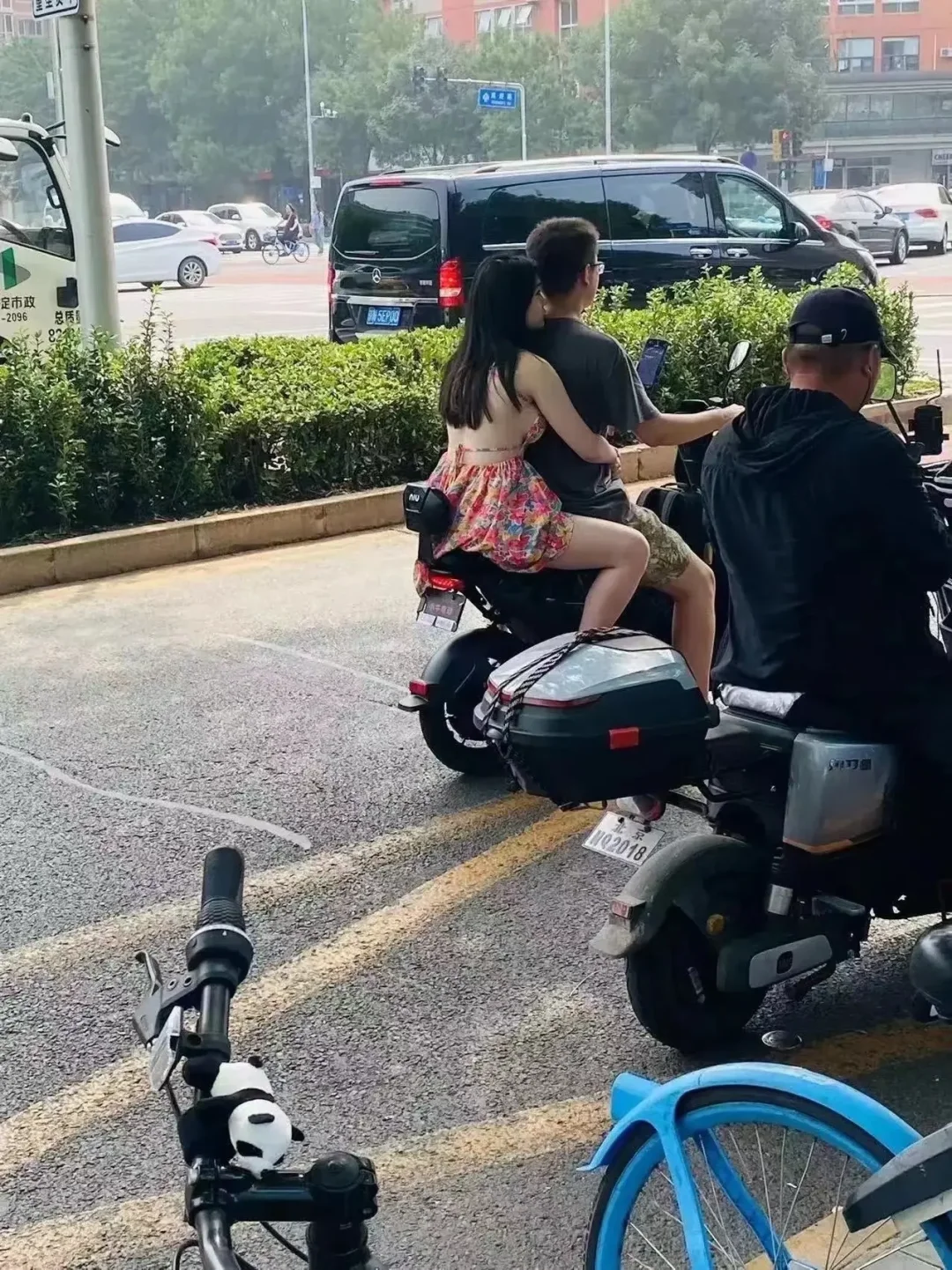 开奔驰也羡慕这个电动车眼镜男