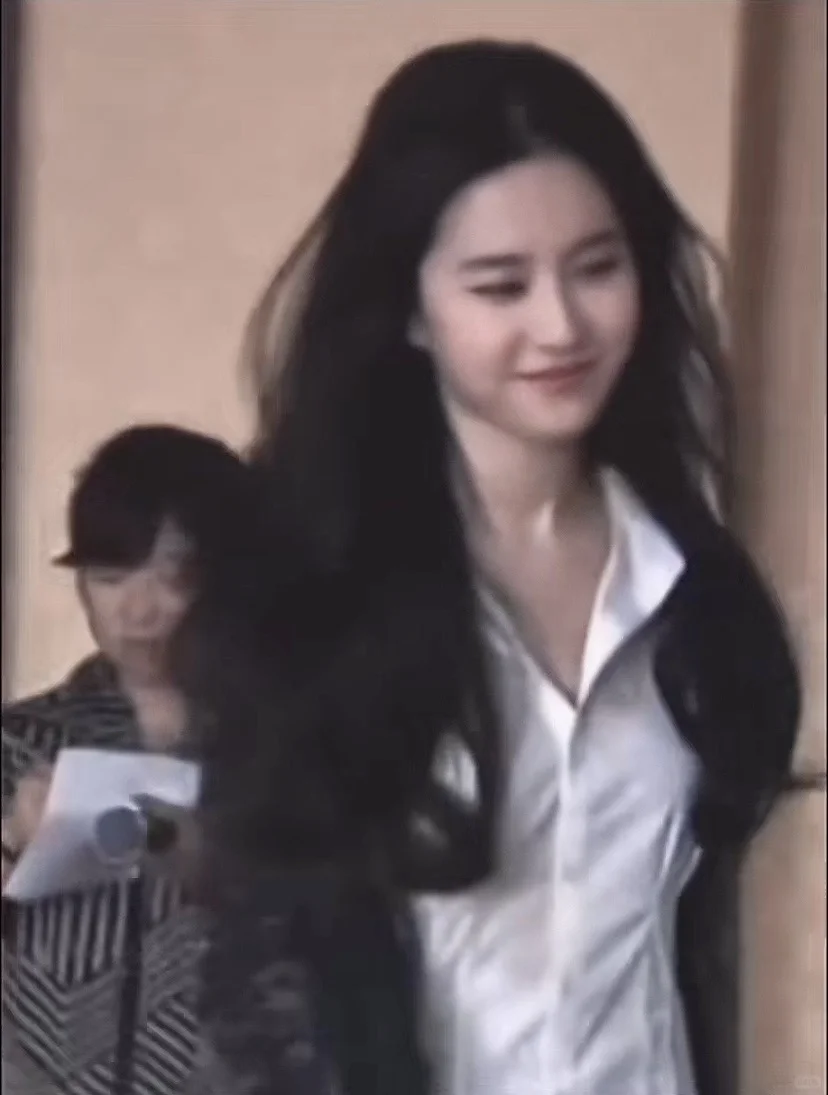 她是如此的美，美到我心坎里😭😭😭
