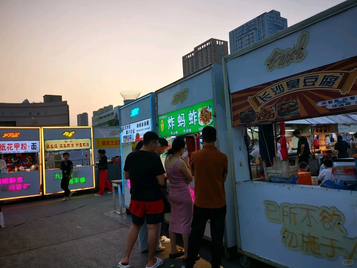 邯郸这人造的小吃集市，密密麻麻连绵不断