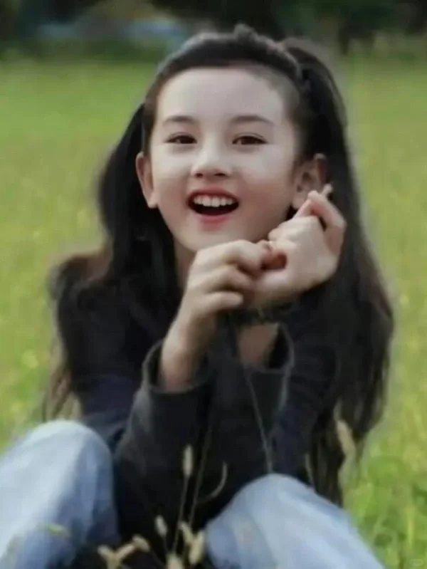 宋祖儿小时候真是个美人胚子