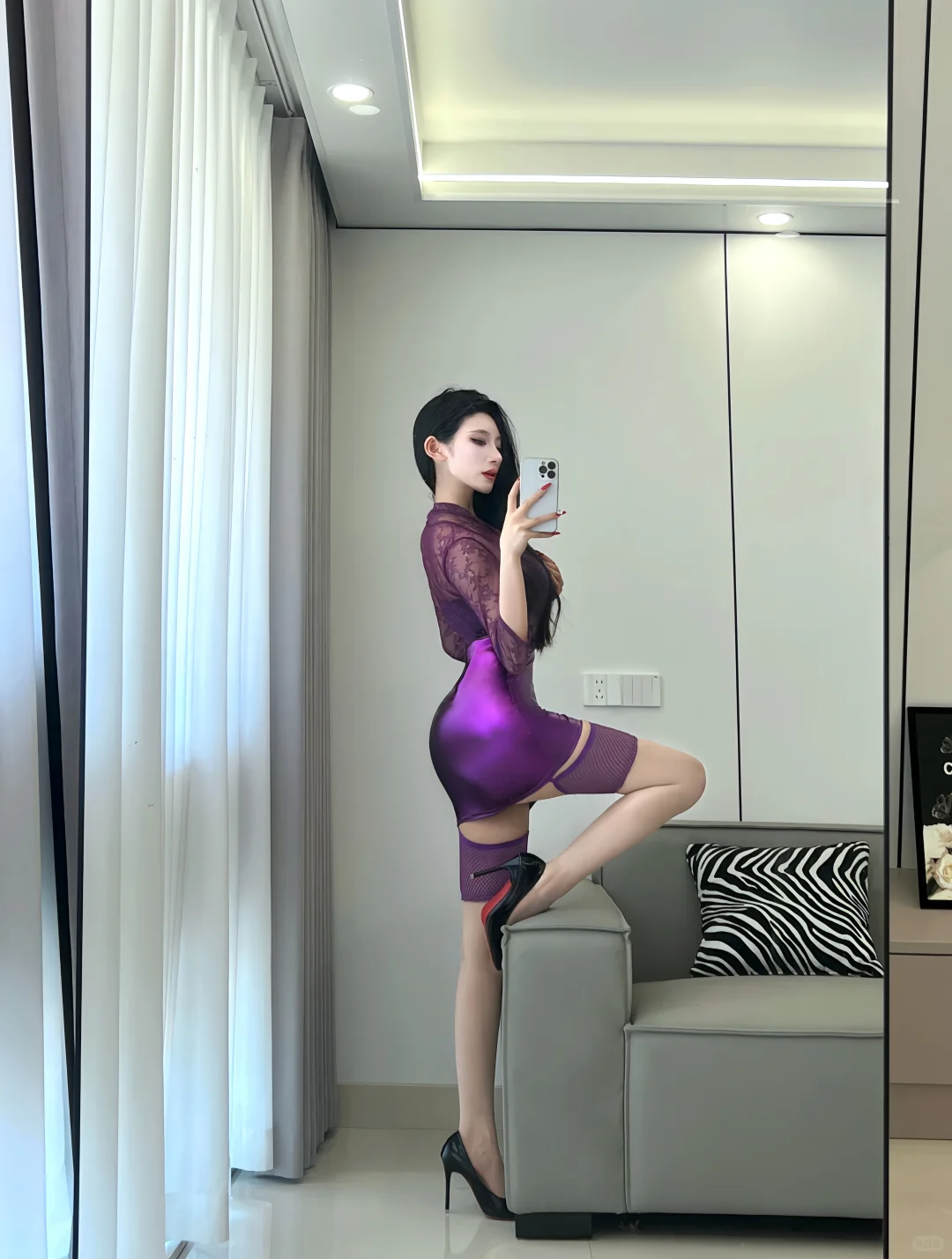 紫色漆皮裙韵味十足