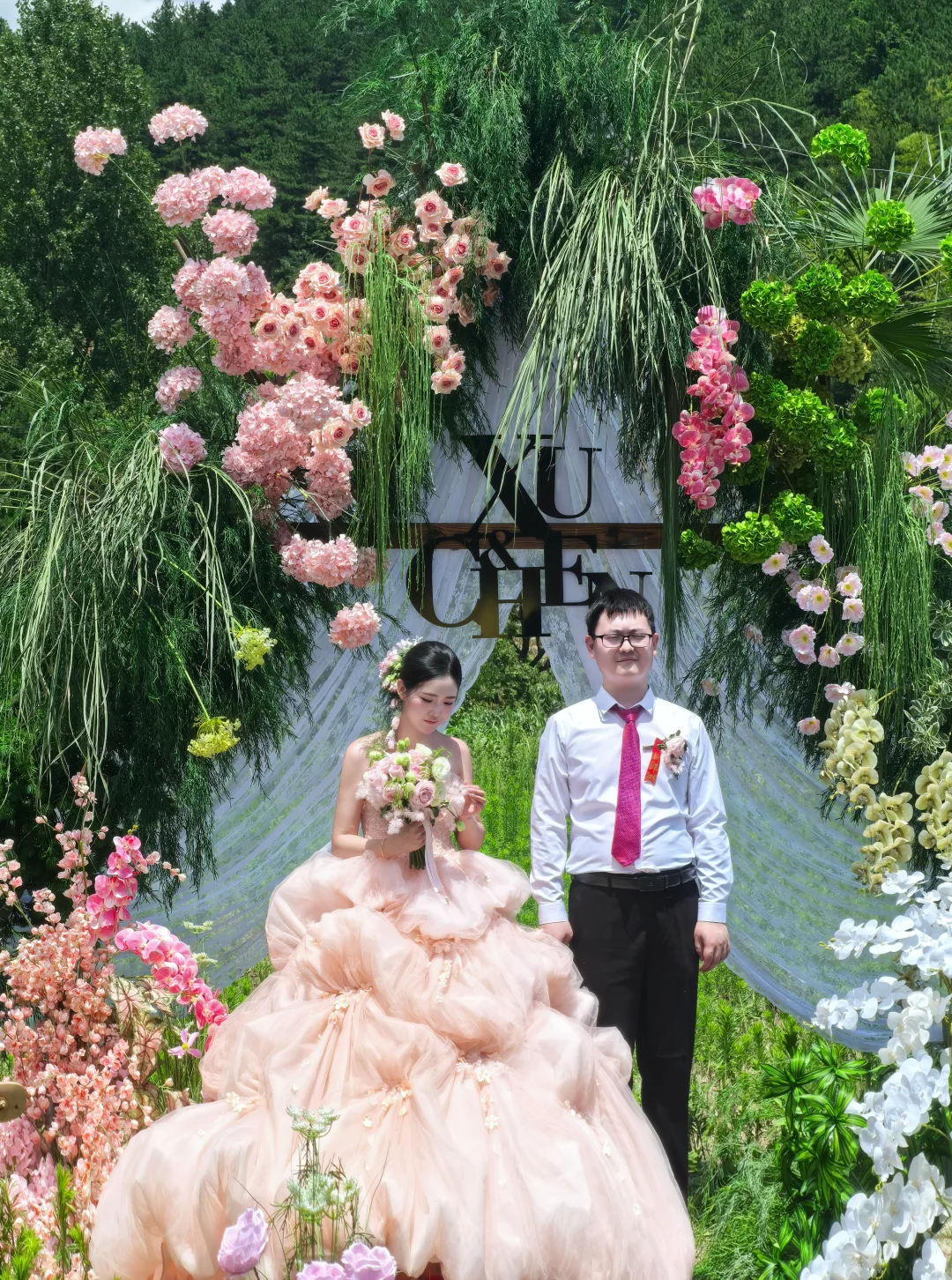 谁能拒绝粉粉嫩嫩的婚纱呢！夏日婚礼