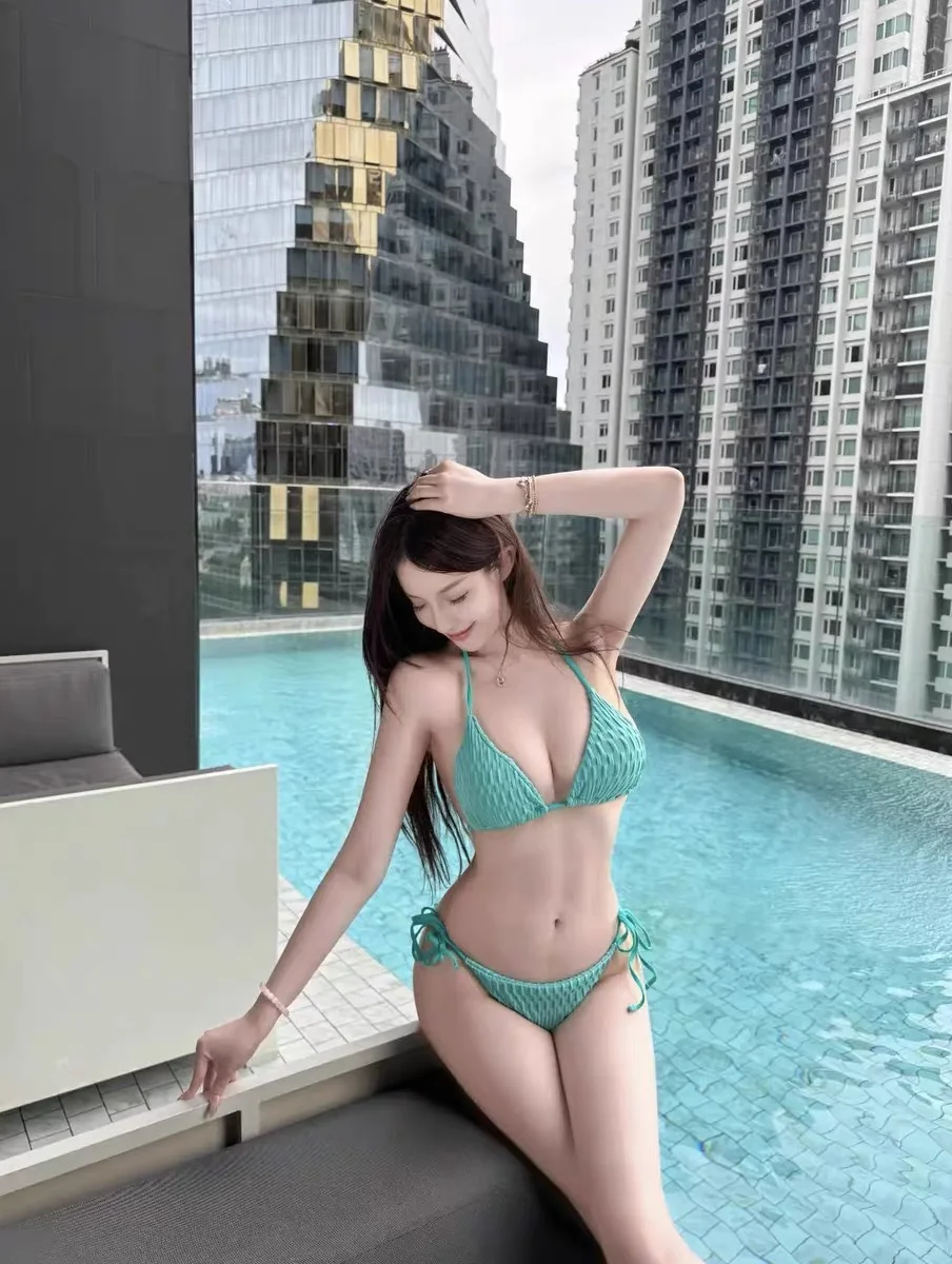 纯欲狙击！2025薄荷绿比基尼 大小胸都赢麻了