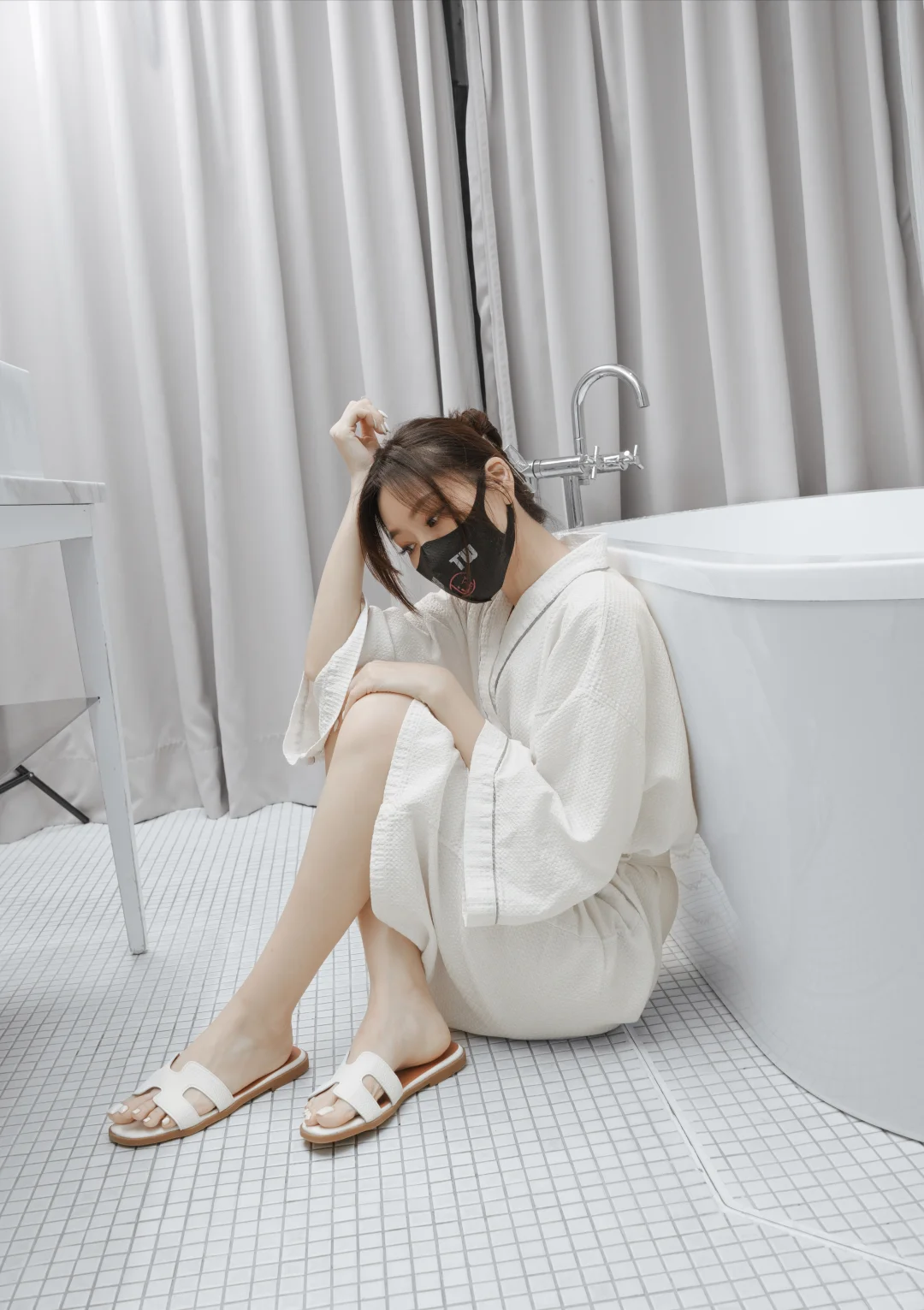 浴缸里的浴袍美人～