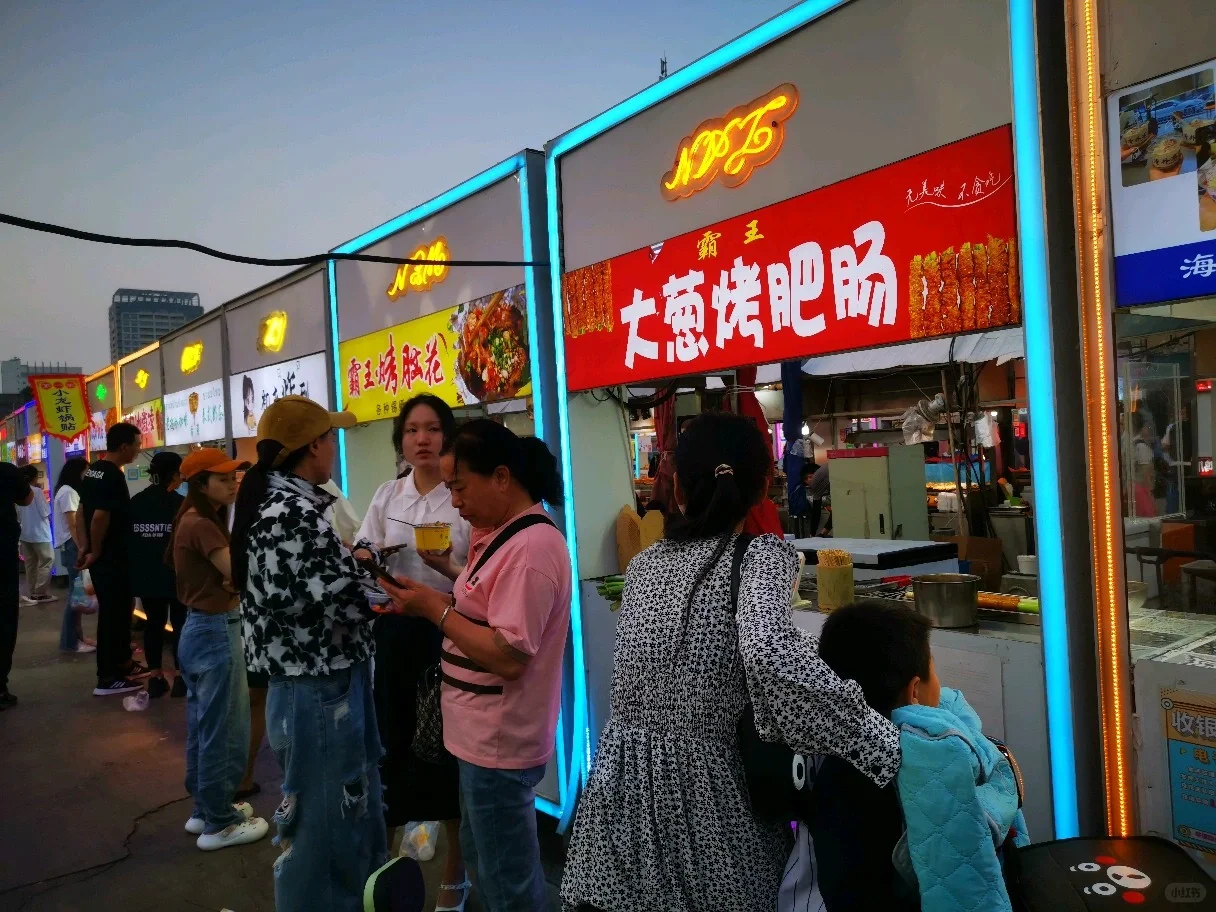 邯郸这人造的小吃集市，密密麻麻连绵不断