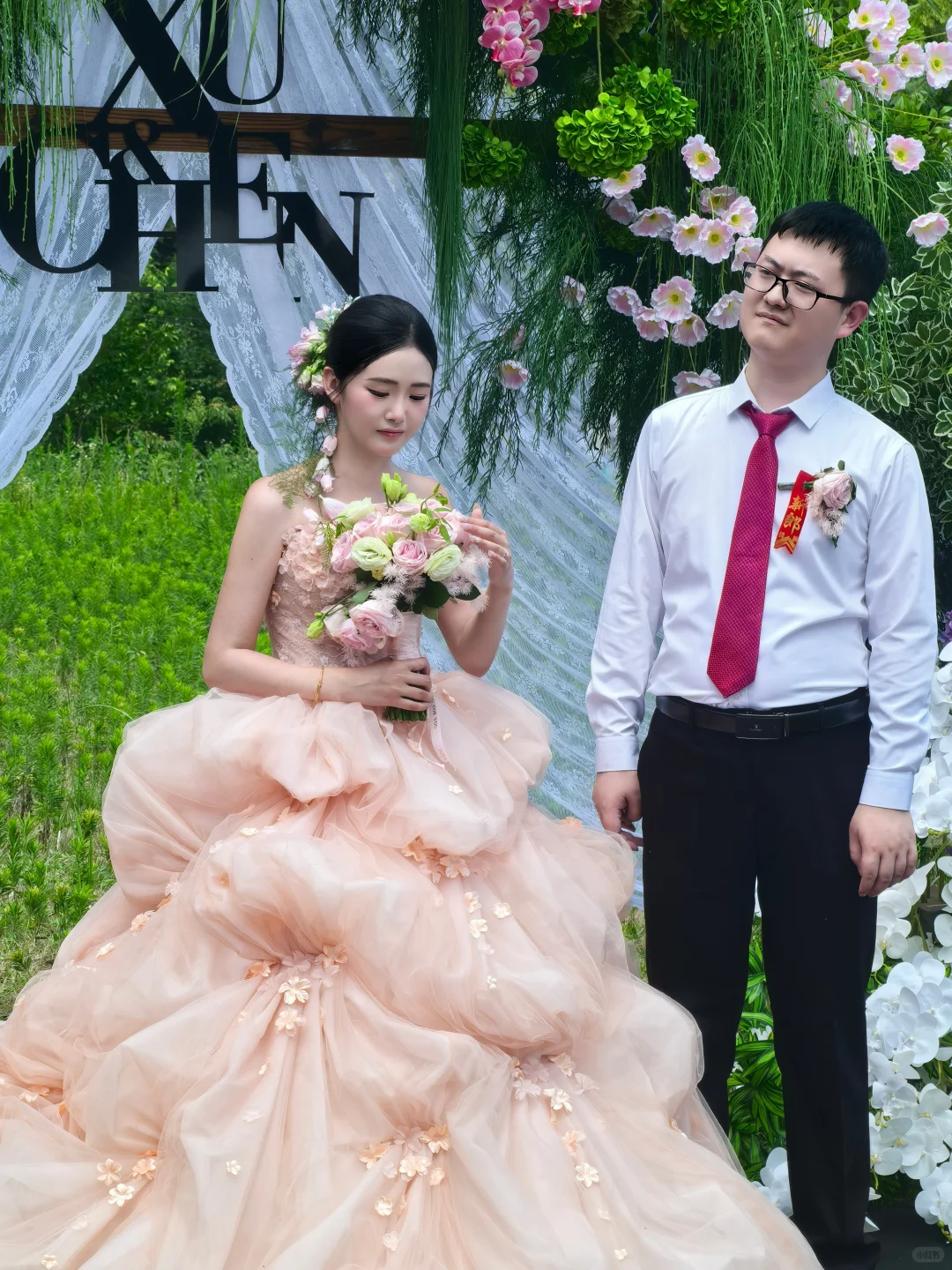 谁能拒绝粉粉嫩嫩的婚纱呢！夏日婚礼