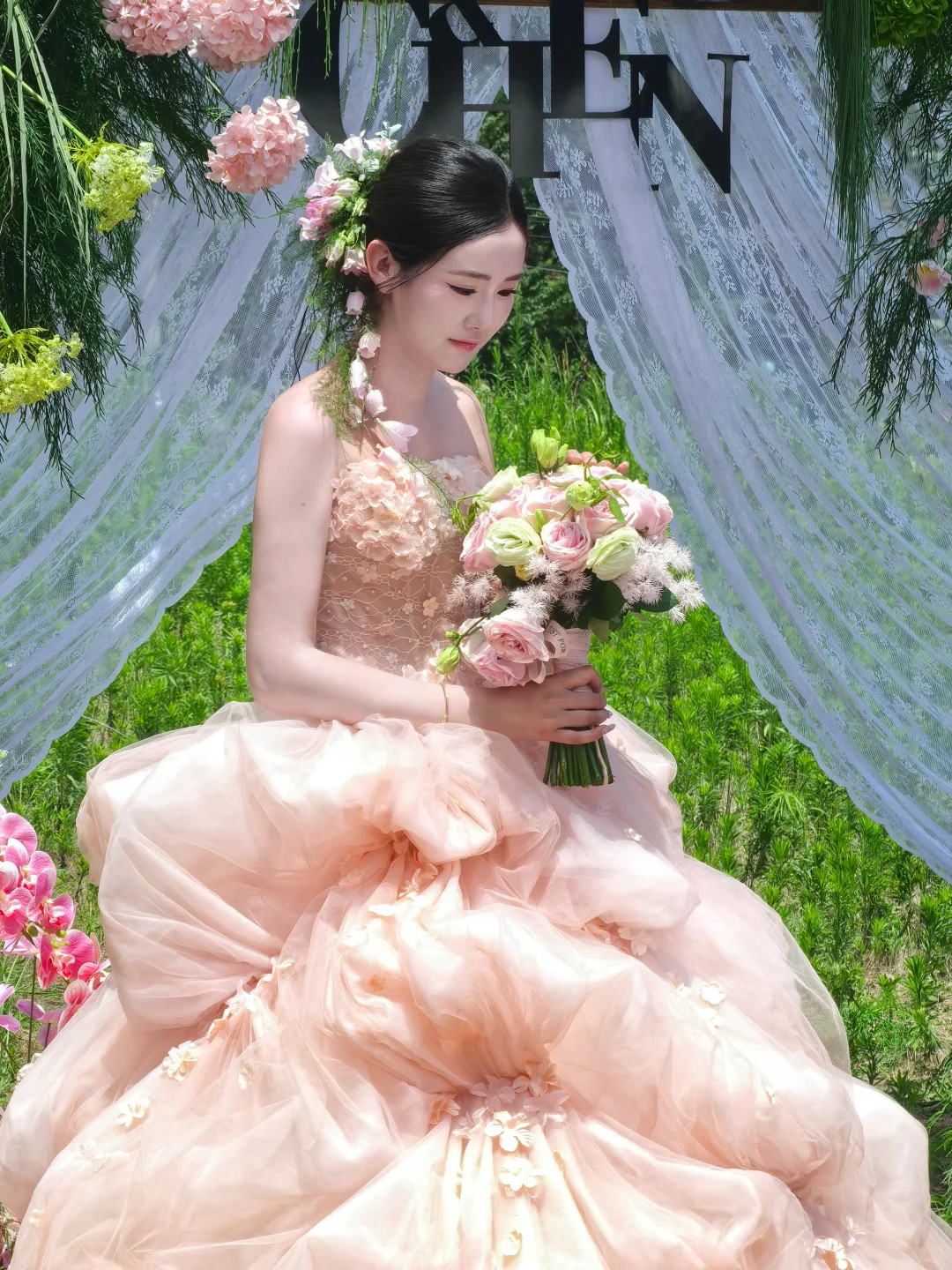 谁能拒绝粉粉嫩嫩的婚纱呢！夏日婚礼