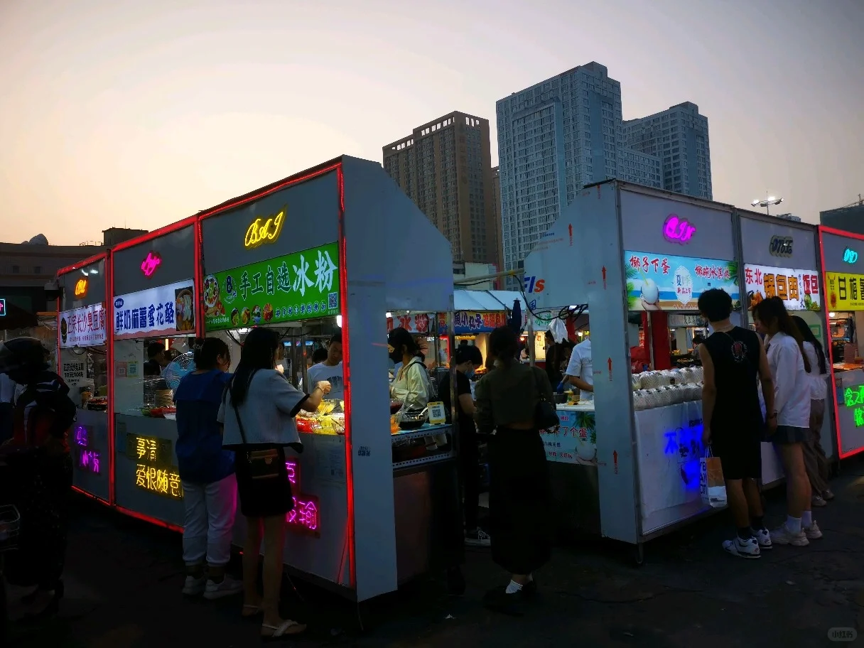 邯郸这人造的小吃集市，密密麻麻连绵不断