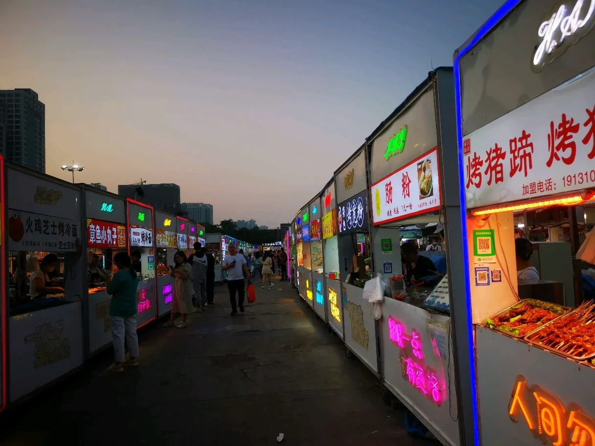 邯郸这人造的小吃集市，密密麻麻连绵不断