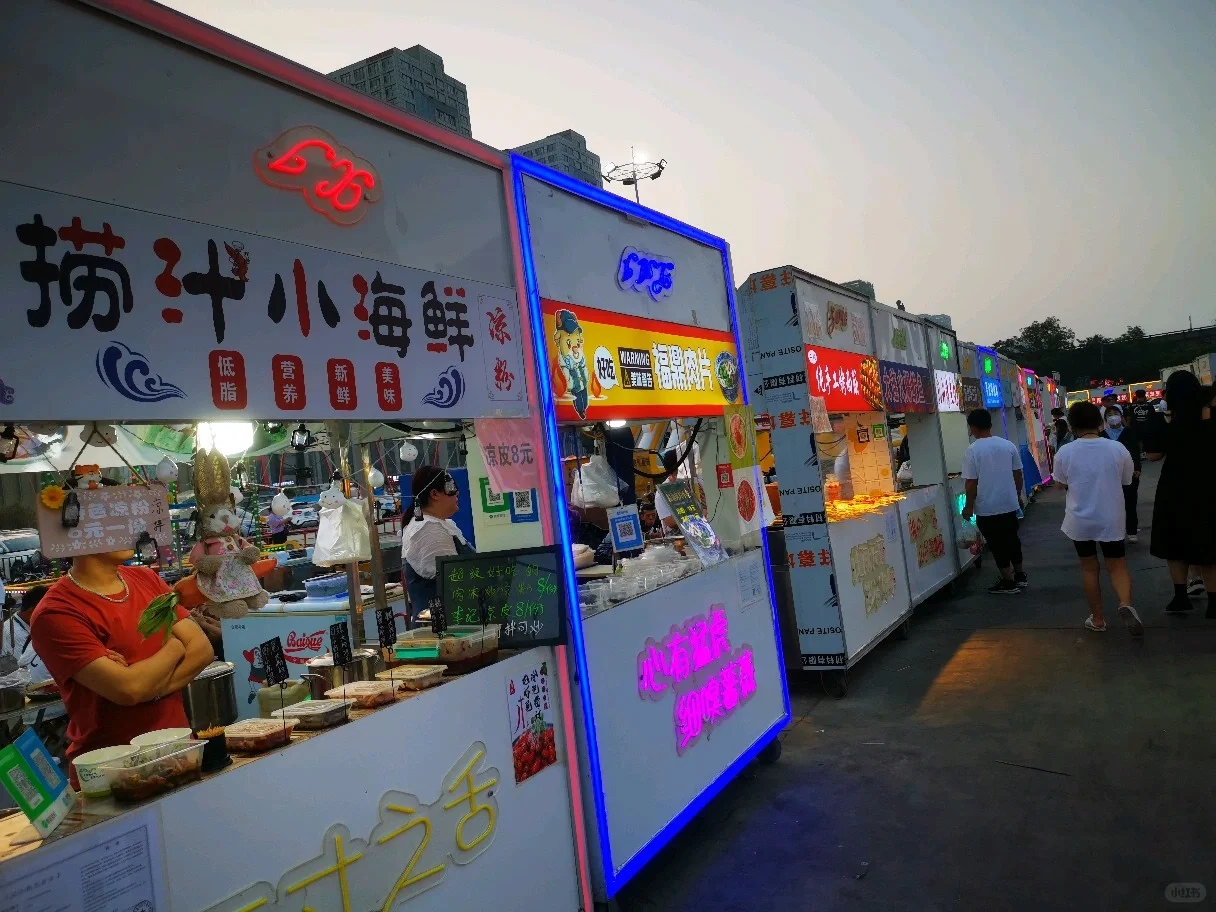 邯郸这人造的小吃集市，密密麻麻连绵不断