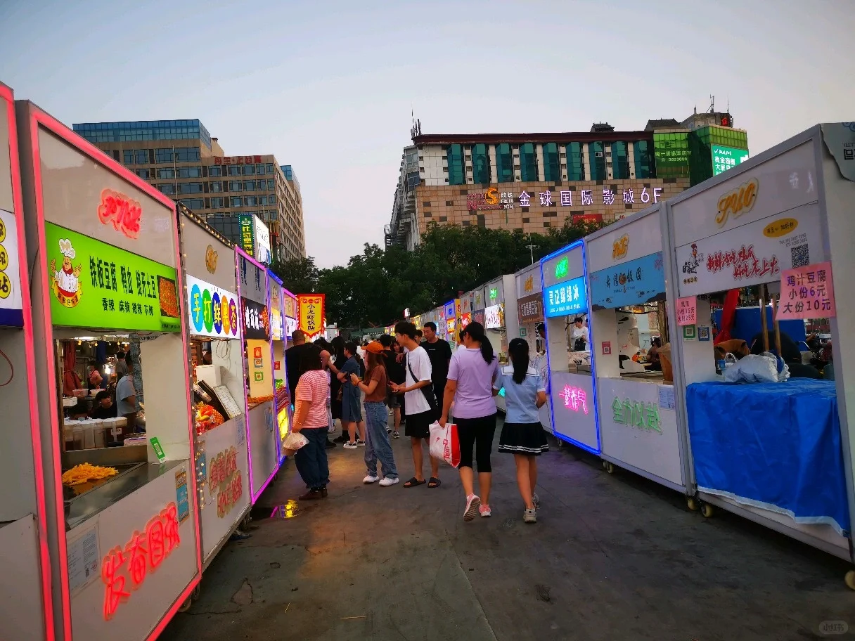 邯郸这人造的小吃集市，密密麻麻连绵不断