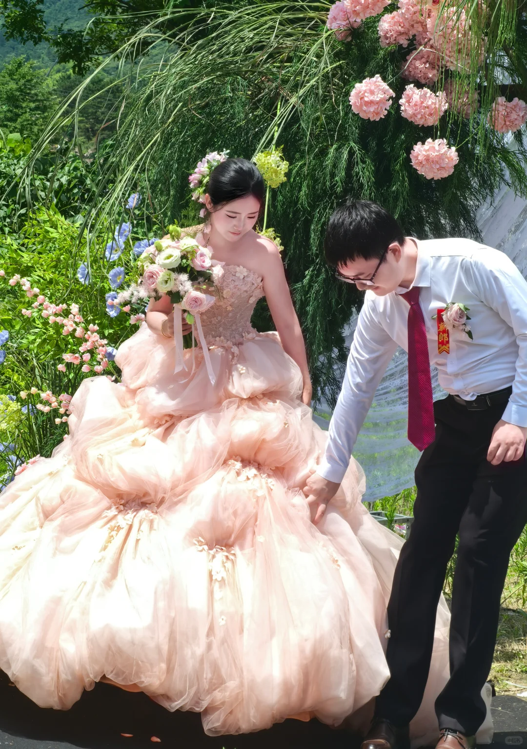 谁能拒绝粉粉嫩嫩的婚纱呢！夏日婚礼