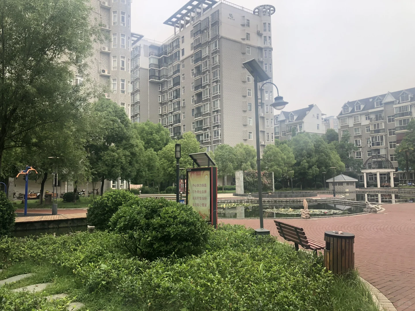 真不愧是我偏爱的小区，公园里的房子