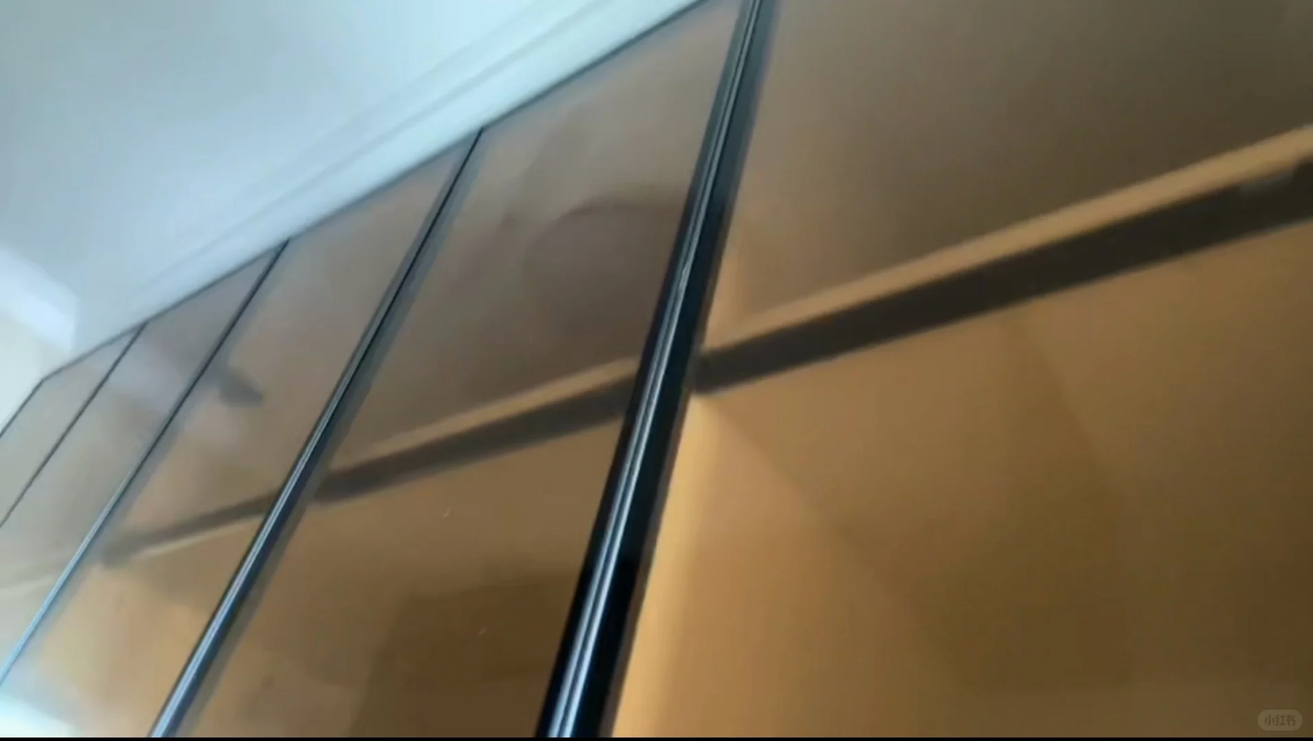 买了法拍房，居然原房东要拆掉嵌入的衣柜！