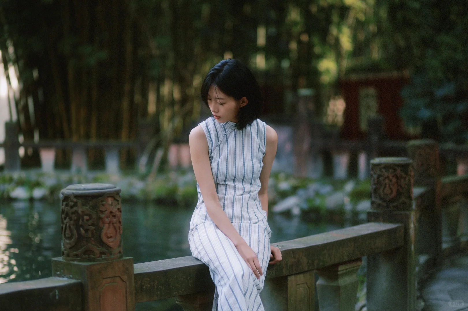 葛薇龙长着美丽的小凸脸，眼睛长而媚