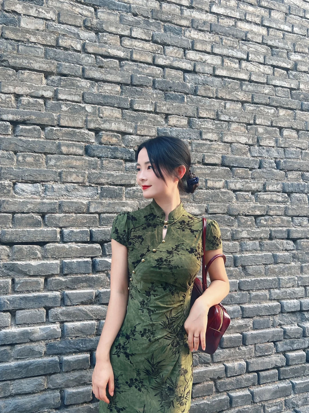 第一次穿旗袍，墨绿色真的太显白显气质了